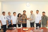 Bupati Gaghana temui pihak Garuda perjuangkan penerbangan Manado-Naha