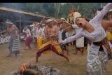 Sejumlah warga kesurupan dalam tradisi Daratan di Pura Puseh Desa Selumbung, Karangasem, Bali, Selasa (15/10/2019). Tradisi tersebut merupakan rangkaian ritual setiap setahun sekali untuk keseimbangan alam dan sebagai wujud syukur kepada leluhur. ANTARA FOTO/Nyoman Hendra Wibowo/nym