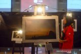 Pengunjung mengamati karya foto pada pameran foto yang bertemakan 