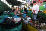 Pekerja memilah sampah hasil pengumpulan dari warga di Pengolahan Sampah, Tembk Rejo, Muncar, Banyuwangi, Jawa Timur, Selasa (15/10/2019). Pengolahan sampah oleh Systemiq dibawah naungan Bumdes setempat yang dikerjakan oleh 63 tenaga kerja itu, mampu mengolah sekitar 13 ton sampah per hari hasil pengumpulan dari 9 ribu rumah dengan omset sekitar Rp100 juta perbulan. Antara Jatim/Budi Candra Setya/zk.