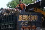 Pekerja memilah sampah diatas truk hasil pengumpulan dari warga di Pengolahan Sampah, Tembk Rejo, Muncar, Banyuwangi, Jawa Timur, Selasa (15/10/2019). Pengolahan sampah oleh Systemiq dibawah naungan Bumdes setempat yang dikerjakan oleh 63 tenaga kerja itu, mampu mengolah sekitar 13 ton sampah per hari hasil pengumpulan dari 9 ribu rumah dengan omset sekitar Rp100 juta perbulan. Antara Jatim/Budi Candra Setya/zk.