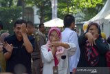 Pengunjung memeriksakan kesehatan matanya saat puncak peringatan hari penglihatan sedunia di Gedung Sate, Bandung, Jawa Barat, Selasa (15/10/2019). Peringatan Hari Penglihatan Sedunia yang diperingati sejak 1999 tersebut pada tahun ini mengusung tema 