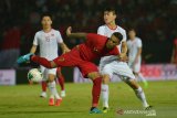 Pesepak bola Timnas Indonesia Alberto Goncalves (depan) berebut bola dengan  pesepak bola Timnas Vietnam Do Duy Manh (kedua kanan) dalam pertandingan Grup G Kualifikasi Piala Dunia 2022 zona Asia di Stadion I Wayan Dipta, Gianyar, Bali, Selasa (15/10/2019). Indonesia kalah dari Vietnam dengan skor 1-3. ANTARA FOTO/Nyoman Budhiana.