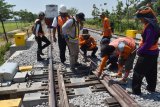 Petugas melakukan aktivitas saat uji beban jalur rel baru dan swich over atau pengalihan jalur lama ke jalur baru pada jalur ganda Kereta Api (KA) antara Stasiun KA Babadan Madiun  Stasiun KA Geneng Ngawi, Jawa Timur, Senin (14/10/2019). Uji beban jalur rel baru sepanjang 26 kilometer menggunakan lokomotif CC-203 9818 yang dirangkai dengan satu Kereta Makan Pembangkit tersebut untuk mengetahi kondisi jalur dalam rangka persiapan pengoperasian jalur ganda KA lintas selatan. Antara Jatiim/Siswowidodo/zk