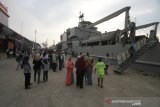 Warga antri sebelum memasuki KRI Teluk Ende di Pelabuhan Trisakti Banjarmasin, Kalimantan Selatan, Rabu (16/10/2019). Kegiatan open ship tersebut untuk memeperkenalkan KRI Teluk Ende kepada masyarakat Banjarmasin. Foto Antaranews Kalsel/Bayu Pratama S.