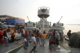 Ratusan warga berada di KRI Teluk Ende yang sandar di Pelabuhan Trisakti Banjarmasin, Kalimantan Selatan, Rabu (16/10/2019). Kegiatan open ship tersebut untuk memeperkenalkan KRI Teluk Ende kepada masyarakat Banjarmasin. Foto Antaranews Kalsel/Bayu Pratama S.