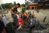 Warga antri sebelum memasuki KRI Teluk Ende di Pelabuhan Trisakti Banjarmasin, Kalimantan Selatan, Rabu (16/10/2019). Kegiatan open ship tersebut untuk memeperkenalkan KRI Teluk Ende kepada masyarakat Banjarmasin. Foto Antaranews Kalsel/Bayu Pratama S.