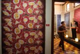 Warga mengamati kain batik yang dipajang pada pameran bertema Batik Kesayangan, Makna dibalik Kain Batik di Galeri Paviliun, House of Sampoerna, Surabaya, Jawa Timur, Rabu (16/10/2019). Pameran dengan menggandeng 30 kolektor kain batik dari berbagai daerah itu berlangsung sampai 9 November 2019. Antara Jatim/Didik Suhartono/ZK