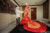 Warga mengamati kain batik yang dipajang pada pameran bertema Batik Kesayangan, Makna dibalik Kain Batik di Galeri Paviliun, House of Sampoerna, Surabaya, Jawa Timur, Rabu (16/10/2019). Pameran dengan menggandeng 30 kolektor kain batik dari berbagai daerah itu berlangsung sampai 9 November 2019. Antara Jatim/Didik Suhartono/ZK