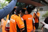 Petugas Inafis Polda Jabar membawa barang bukti milik terduga teroris saat melakukan penggeledahan rumah terduga teroris di Bandung, Jawa Barat, Rabu (16/10/2019). Dari penggeledahan tersebut, pihak kepolisian mengamankan sejumlah barang bukti yang dibungkus kardus serta dokumen penting milik terduga teroris. ANTARA JABAR/Gusti Prabu/rai