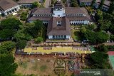 Foto udara revitalisasi Taman Gedung Sate di Bandung, Jawa Barat, Rabu (16/10/2019). Pemerintah Provinsi Jabar merenovasi taman di beberapa kawasan Gedung Sate dengan konsep ruang terbuka agar dapat bebas dikunjungi oleh warga dengan total anggaran Rp14 miliar. ANTARA JABAR/Raisan Al Farisi/agr