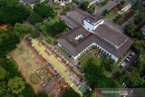 Foto udara revitalisasi Taman Gedung Sate di Bandung, Jawa Barat, Rabu (16/10/2019). Pemerintah Provinsi Jabar merenovasi taman di beberapa kawasan Gedung Sate dengan konsep ruang terbuka agar dapat bebas dikunjungi oleh warga dengan total anggaran Rp14 miliar. ANTARA JABAR/Raisan Al Farisi/agr