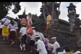 Wisatawan mancanegara menyaksikan aktivitas umat Hindu saat mengunjungi Pura Besakih, Karangasem, Bali, Kamis (17/10/2019). Pemerintah Provinsi Bali berencana menata tempat khusus bagi wisatawan untuk perlindungan kawasan suci Pura Besakih menyusul makin seringnya terjadi pelecehan Pura oleh wisatawan sehingga menimbulkan berbagai reaksi di media sosial. ANTARA FOTO/Nyoman Hendra Wibowo/nym