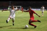 Pesepak bola Indonesia U-19 Muhammad Fajar Fathur Rachman (kanan) menendang bola dan berusaha dihalangi pesepak bola China U-19 Yuhad Chen (kiri) saat laga uji coba di Gelora Bung Tomo, Surabaya, Jawa Timur, Kamis (17/10/2019). ANTARA FOTO/Zabur Karuru/nym