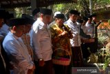 Ketum PBNU Said Aqil (tengah) ziarah makam pendiri NU di Ponpes Tebuireng, Jombang, Jawa Timur, Kamis (17/10/2019). Ziarah pimpinan Pengurus Besar Nahdlatul Ulama (PBNU) ke makam para pendiri NU, KH Hasyim Asyari, KH Abdul Wahab Hasbullah, dan KH Bisri Syansuri tersebut dalam rangka menyambut Hari Santri Nasional 2019. Antara Jatim/Syaiful Arif/zk
