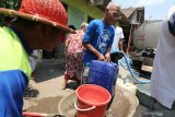 Warga mengantre pembagian air bersih gratis di lereng gunung Klotok, Kelurahan Pojok, Kota Kediri, Jawa Timur, Kamis (17/10/2019). Lembaga Pemasyarakatan Kelas IIA Kediri mendistribusikan bantuan air bersih kepada sedikitnya 200 kepala keluarga di daerah itu yang mengalami krisis air bersih akibat musim kemarau. Antara Jatim/Prasetia Fauzani/zk.