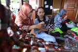 Warga mengikuti pelatihan pembuatan kerajinan berbahan limbah plastik dan kertas di Kemiren, Banyuwangi, Jawa Timur, Kamis (17/10/2019). Pelatihan yang digelar oleh Dinas Koperasi dan Usaha Mikro Kabupaten Banyuwangi itu, selain untuk meningkatkan nilai ekonomi juga diharapkan dapat menumbuhkan wirausaha baru yang dapat menumbuhkan kesejahteraan masyarakat Desa. Antara Jatim/Budi Candra Setya/zk