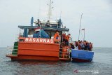 Tim SAR gabungan mengevakuasi warga Myanmar dari kapal kayu ke kapal Basarnas saat simulasi penanganan kapal imigran yang mengalami kecelakaan di Selat Benggala, Aceh Besar, Aceh, Kamis (17/10/2019). Simulasi penanganan imigran yang mengalami kecelakaan di laut itu untuk meningkat sinergitas dan koordinasi dengan unsur yang terlibat untuk penanganan imigran dalam kondisi darurat yang membutuhkan pertolongan. Antara Aceh/Ampelsa.