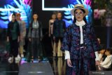 Model membawakan busana rancangan Ai Syarif saat Surabaya Fashion Week (SFW) 2019 di Surabaya, Jawa Timur, Rabu (16/10/2019). SFW 2019 yang berlangsung hingga 20 Oktober 2019 tersebut mengusung tema 