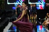 Model membawakan busana rancangan Adit Hendar saat Surabaya Fashion Week (SFW) 2019 di Surabaya, Jawa Timur, Rabu (16/10/2019). SFW 2019 yang berlangsung hingga 20 Oktober 2019 tersebut mengusung tema 