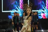 Model membawakan busana rancangan Miftahul Hakim saat Surabaya Fashion Week (SFW) 2019 di Surabaya, Jawa Timur, Rabu (16/10/2019). SFW 2019 yang berlangsung hingga 20 Oktober 2019 tersebut mengusung tema 