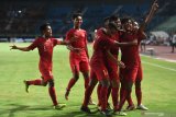 Pesepak bola Indonesia U-19 melakukan selebrasi usai mencetak gol ke gawang China U-19 saat laga uji coba di Gelora Bung Tomo, Surabaya, Jawa Timur, Kamis (17/10/2019).   Indonesia menang atas China dengan skor 3-1. Antara Jatim/Zabur Karuru