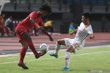 Pesepak bola Indonesia U-19 Amiruddin Bagus Kahfi (kiri) berebut bola dengan pesepak bola China U-19 Aisikaer Aifeierding (kanan) saat laga uji coba di Gelora Bung Tomo, Surabaya, Jawa Timur, Kamis (17/10/2019).   Indonesia menang atas China dengan skor 3-1. Antara Jatim/Zabur Karuru