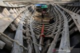 Pekerja memperbaiki kapal kayu nelayan di galangan tradisional Gampong Mulia, Banda Aceh, Aceh, Kamis (17/10/2019). Para pelaku usaha galangan kapal tradisional mengaku kesulitan memperoleh bahan baku sejak Pemerintah Aceh mengeluarkan Peraturan Gubernur tentang penghentian sementara penebangan hutan (moratorium logging) dan berharap adanya kebijakan baru guna memenuhi kebutuhan rehabilitasi atau pembuatan kapal nelayan. Antara Aceh/Irwansyah Putra.