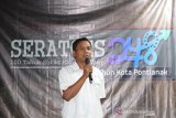 Suasana pembukaan Pameran Seratus Tahun Surat Kabar Kalbar di LKBN Antara Biro Kalbar di Pontianak, Kalimantan Barat, Selasa (15/10/2019). Dalam pameran bertajuk Seratoes-248 yang digelar 41 komunitas lintas sektor Kalbar tersebut menampilkan salah satu edisi lengkap dari surat kabar Halilintar, Soeara Borneo, Warta Borneo, Berani, Sinar Borneo, Kapoeas Bode, Oetoesan Borneo, Matahari Borneo, Borneo Barat, Borneo Shimbun, serta juga potongan halaman depan surat Borneo Barat Bergerak terbitan seratus tahun yang lalu. ANTARA FOTO/Jessica Helena Wuysang