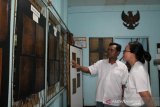 Suasana pembukaan Pameran Seratus Tahun Surat Kabar Kalbar di LKBN Antara Biro Kalbar di Pontianak, Kalimantan Barat, Selasa (15/10/2019). Dalam pameran bertajuk Seratoes-248 yang digelar 41 komunitas lintas sektor Kalbar tersebut menampilkan salah satu edisi lengkap dari surat kabar Halilintar, Soeara Borneo, Warta Borneo, Berani, Sinar Borneo, Kapoeas Bode, Oetoesan Borneo, Matahari Borneo, Borneo Barat, Borneo Shimbun, serta juga potongan halaman depan surat Borneo Barat Bergerak terbitan seratus tahun yang lalu. ANTARA FOTO/Jessica Helena Wuysang