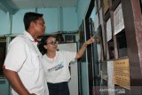 Suasana pembukaan Pameran Seratus Tahun Surat Kabar Kalbar di LKBN Antara Biro Kalbar di Pontianak, Kalimantan Barat, Selasa (15/10/2019). Dalam pameran bertajuk Seratoes-248 yang digelar 41 komunitas lintas sektor Kalbar tersebut menampilkan salah satu edisi lengkap dari surat kabar Halilintar, Soeara Borneo, Warta Borneo, Berani, Sinar Borneo, Kapoeas Bode, Oetoesan Borneo, Matahari Borneo, Borneo Barat, Borneo Shimbun, serta juga potongan halaman depan surat Borneo Barat Bergerak terbitan seratus tahun yang lalu. ANTARA FOTO/Jessica Helena Wuysang