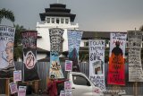 Massa yang tergabung dalam Aliansi Massa Rakyat Simpatik (Asik) melakukan unjuk rasa damai di depan Gedung Sate, Bandung, Jawa Barat, Kamis (17/10/2019). Aksi tersebut untuk menyampaikan aspirasi terhadap sejumlah permasalahan di Indonesia dan menuntut dicabutnya sejumlah RUU bermasalah seperti RKUHP. RUU  Minerba, serta segera diterbitkannya Perppu KPK. ANTARA JABAR/Novrian Arbi/agr