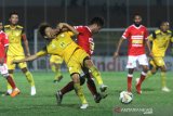 Pesepak bola Barito Putera Kozuke Yamazaki (kiri) berduel dengan pesepak bola Perseru Badak Lampung FC Hariyanto Panto (kanan) dalam pertandingan lanjutan Liga 1 2019 di Stadion Demang Lehman Martapura, Kalimantan Selatan, Jumat (18/10/2019). Barito Putera menang atas Perseru Badak Lampung FC dengan skor 4-1. Foto Antaranews Kalsel/Bayu Pratama S.