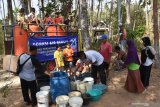 Warga antre saat tim XL Axiata menyalurkan donasi air bersih di Dusun Sidomakmur, Desa Kasihan, Kecamatan Tegalombo, Pacitan, Jawa Timur, Kamis (17/10/2019). Kegiatan tersebut merupakan bagian dari penyaluran bantuan air bersih yang dilakukan XL Axiata di tiga daerah, yaitu Pacitan Jawa Timur serta Kabupaten Gowa dan Maros Sulawesi Selatan guna membatu memenuhi kebutuhan air bersih bagi warga yang mengalami krisis air akibat musim kemarau. Antara Jatim/Siswowidodo/zk.