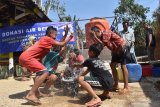 Sejumlah anak bermain air saat tim XL Axiata menyalurkan donasi air bersih di Dusun Sidomakmur, Desa Kasihan, Kecamatan Tegalombo, Pacitan, Jawa Timur, Kamis (17/10/2019). Kegiatan tersebut merupakan bagian dari penyaluran bantuan air bersih yang dilakukan XL Axiata di tiga daerah, yaitu Pacitan Jawa Timur serta Kabupaten Gowa dan Maros Sulawesi Selatan guna membatu memenuhi kebutuhan air bersih bagi warga yang mengalami krisis air akibat musim kemarau. Antara Jatim/Siswowidodo/zk.
