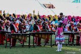 Anak usia dini atau Pendidikan Anak Usia Dini (PAUD) menunjukkan penampilannya memainkan drumband dalam Gebyar Anak Paud di Stadion Gelora Delta Sidoarjo, Jawa Timur, Jumat (18/10/2019). Kegiatan yang diikuti ribuan anak tersebut bertujuan untuk membangkitkan motivasi bermain dan belajar anak, serta mengembangkan kreativitas dan bakat anak kedepan. Antara Jatim/Umarul Faruq/zk