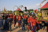 Ribuan masyarakat menyaksikan kirab budaya Saparan Bekakak di Sleman