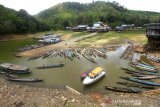 Kondisi Waduk Riam Kanan yang volume airnya menyusut di Desa Tiwingan Lama, Kabupaten Banjar, Kalimantan Selatan, Jumat (18/10/2019). Akibat musim kemarau, waduk seluas 8.000 hektare dan menjadi bahan baku utama untuk Pembangkit Listrik Tenaga Air (PLTA) Ir. Pangeran Mochamad Noor tersebut mengalami penyusutan volume air dengan penurunan permukaan air waduk mendekati ambang batas sehingga membuat kinerja turbin PLTA terganggu. Foto Antaranews Kalsel/Bayu Pratama S.