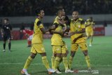 Pesepak bola Barito Evan Dimas Darmono (Tengah) berselebrasi dengan rekan setimnya usai mencetak gol ke gawang Perseru Badak Lampung FC dalam pertandingan lanjutan Liga 1 2019 di Stadion Demang Lehman Martapura, Kalimantan Selatan, Jumat (18/10/2019). Barito Putera menang atas Perseru Badak Lampung FC dengan skor 4-1.Foto Antaranews Kalsel/Bayu Pratama S.