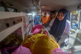 Direktur Grup Penanganan Premi Penjaminan LPS, Samsu Adi Nugroho (kedua kanan) memperhatikan dokter yang memeriksa seorang pasien di dalam mobil ambulans saat layanan kesehatan gratis di Bandung, Jawa Barat, Jumat (18/10/2019). Lembaga Penjamin Simpanan (LPS) menggelar LPS peduli dengan memberikan layanan kesehatan gratis untuk warga di beberapa wilayah di Kota Bandung, serta memberikan bantuan berupa mobil ambulans untuk disebar di 12 titik di Jawa Barat. ANTARA JABAR/Raisan Al Farisi/agr