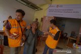 Petugas membantu seorang lansia setelah memeriksakan kesehatannya pada layanan kesehatan gratis di Bandung, Jawa Barat, Jumat (18/10/2019). Lembaga Penjamin Simpanan (LPS) menggelar LPS peduli dengan memberikan layanan kesehatan gratis untuk warga di beberapa wilayah di Kota Bandung, serta memberikan bantuan berupa mobil ambulans untuk disebar di 12 titik di Jawa Barat. ANTARA JABAR/Raisan Al Farisi/agr
