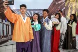 Sejumlah siswa berswafoto dengan mengenakan pakaian khas Korea dalam acara Korean Culture Day di SMA Petra 4 Sidoarjo, Jawa Timur, Jumat (18/10/2019). Kegiatan tersebut bagian dari pengenalan budaya Korea Selatan untuk menarik minat siswa belajar di Korea Selatan. Antara Jatim/Umarul Faruq/zk