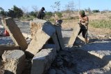 Penambang membuat batu pondasi dari batu padas di perbukitan Desa Bantal, Asembagus, Situbondo, Jawa Timur, Jumat (18/10/2019). Saat musim kemarau, sejumlah buruh tani beralih pekerjaan menjadi pembuat batu pondasi rumah untuk mendapatkan penghasilan akibat tidak ada pekerjaan di lahan pertanian, dan dalam sehari mampu membuat sekitar 25 batang batu pondasi ukuran 80 x 30 x 25 dengan upah Rp4000 per batang. Antara Jatim/Seno/zk