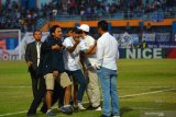 Suporter Persela masuk ke dalam lapangan melancarkan protes kepada pelatih Nil Maizar (kanan) seusai sesuai pertandiangan melawan PSIS Semarang dalam pertandingan Liga 1 2019 di Stadion Surajaya, Lamongan, Jawa Timur, Jumat (18/10/2019).  Persela kalah melawan PSIS Semarang dengan skor akhir 0-1. Antara Jatim/Syaiful Arif/zk