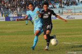 Pesepak bola Persela Ahmad Birrul (kiri) berebut bola dengan pesepak bola PSIS Semarang Septian David Maulana (kanan) dalam pertandingan Liga 1 2019 di Stadion Surajaya, Lamongan, Jawa Timur, Jumat (18/10/2019).  Persela kalah melawan PSIS Semarang dengan skor akhir 0-1. Antara Jatim/Syaiful Arif/zk