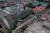 Suasana kawasan bangunan cagar budaya di Jalan Asia Afrika, Bandung, Jawa Barat, Kamis (17/10/2019). Pemerintah Kota Bandung berencana akan membuat penanda untuk 1.700 bangunan cagar budaya yang ada di Kota Bandung agar lebih dapat diperhatikan oleh para penghuni dan pemiliknya. ANTARA JABAR/Raisan Al Farisi/agr