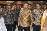 Menko Polhukam Wiranto (tengah) menghadiri acara silaturahmi dengan keluarga besar Kemenko Polhukam di Jakarta, Sabtu (19/10/2019). Menko Polhukam Wiranto izin sementara meninggalkan perawatan di RSPAD Gatot Subroto untuk bersilahturahmi dengan keluarga besar Kemenko Polhukam jelang akhir masa tugas kabinet kerja periode 2014-2019. ANTARA FOTO/Humas Kememko Polhukam/nym.