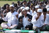 Warga dan polisi berdoa bersama saat Parade Merah Putih Indonesia Damai di Surabaya, Jawa Timur, Sabtu (19/10/2019). Kegiatan dengan kirab Bendera Merah Putih sepanjang 210 meter dan doa bersama itu digelar untuk menjaga dan merawat kebhinekaan yang ada di Indonesia. Antara Jatim/Didik Suhartono/ZK