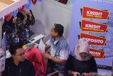 Warga mencari informasi di stan pameran perbankan pada kegiatan Pekan Inklusi Keuangan di Kota Kediri, Jawa Timur, Jumat (18/10/2019) malam. Kegiatan yang didukung OJK dan Bank Indonesia tersebut diikuti sebanyak 33 industri jasa keuangan guna mensosialisasikan transaksi non tunai kepada masyarakat. Antara Jatim/Prasetia Fauzani/zk.