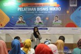 PT BFI Finance Indonesia Tbk (BFI Finance) kembali membuktikan komitmennya dalam mewujudkan visi Perusahaan untuk meningkatkan taraf hidup masyarakat. Melalui kegiatan pelatihan bisnis mikro dan bazar aneka produk, BFI Finance mendorong pertumbuhan Usaha Mikro, Kecil, dan Menengah (UMKM) di Pontianak, Kalimantan Barat. Bertajuk “#SelaluAdaJalan Awali Usaha Dari Hal Sederhana”, pelatihan bisnis dan bazar dilaksanakan di Hotel Golden Tulip Pontianak selama dua hari, pada 18 dan 19 Oktober 2019, yang dihadiri oleh ratusan pelaku UMKM di Pontianak dan sekitarnya. “BFI Finance turut berperan aktif dalam mendukung pertumbuhan ekonomi di Indonesia, salah satunya dengan menyelenggarakan kegiatan ini. Pelaku UMKM selayaknya terus difasilitasi agar naik kelas, mampu menyerap tenaga kerja yang lebih besar, dan mampu berkontribusi nyata dalam pertumbuhan ekonomi di masing-masing daerah, termasuk di Pontianak,” ujar Bambang Hartoyo, Area Manager BFI Finance Wilayah Pontianak. Bambang menambahkan meskipun jumlah UMKM mengalami pertumbuhan yang pesat, namun mereka masih membutuhkan dukungan berbagai pihak untuk bisa meningkatkan skala usahanya. Pelatihan bisnis ini bertujuan meningkatkan kualitas dan kapasitas mereka sebagai pelaku usaha agar dapat berkembang lebih maju, bermental kuat, dan cerdik melihat persaingan dan potensi pasar. Dalam kegiatan ini BFI Finance menggandeng PontiMarket, organisasi yang fokus pada pengembangan SDM UMKM, pengembangan ide kreatif, dan memotivasi untuk meningkatkan entrepreneurship. Pelatihan bisnis ini mengangkat topik seputar kisah sukses pelaku usaha dari luar Kalbar, cara memaksimalkan bisnis online, serta bagaimana menangani keluhan pelanggan. ANTARA KALBAR/Jessica Helena Wuysang
